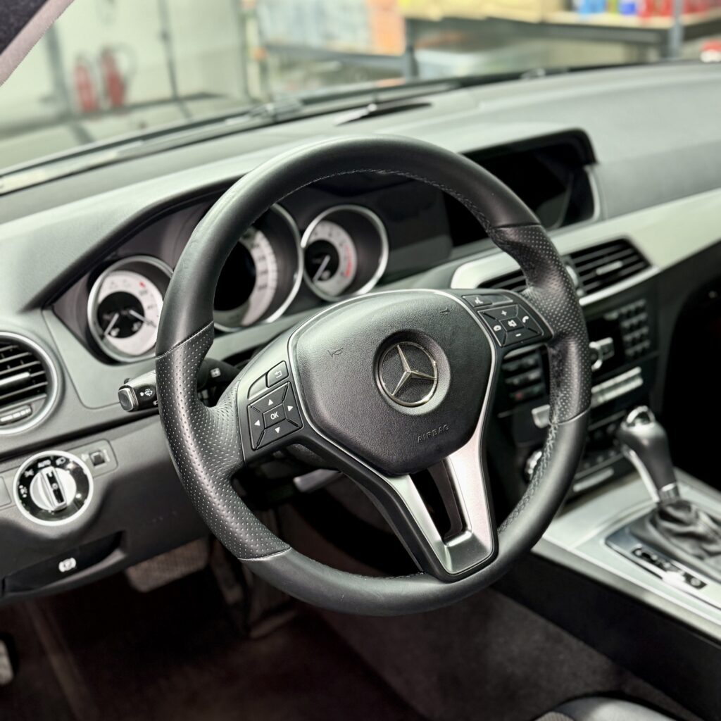 Gereinigtes Cockpit mit Lenkrad und Mittelkonsole
