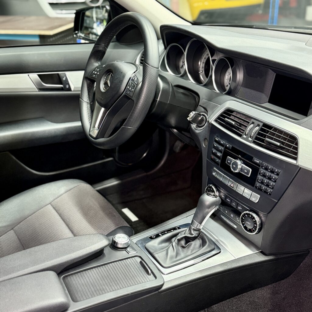 Gepflegter Fahrerbereich mit Sitz, Cockpit und Mittelkonsole