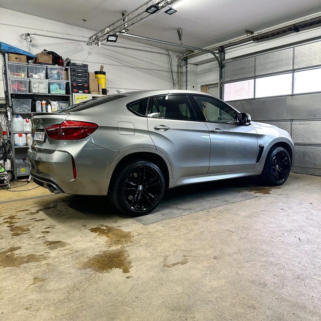 Autoaufbereitung eines BMW X6M