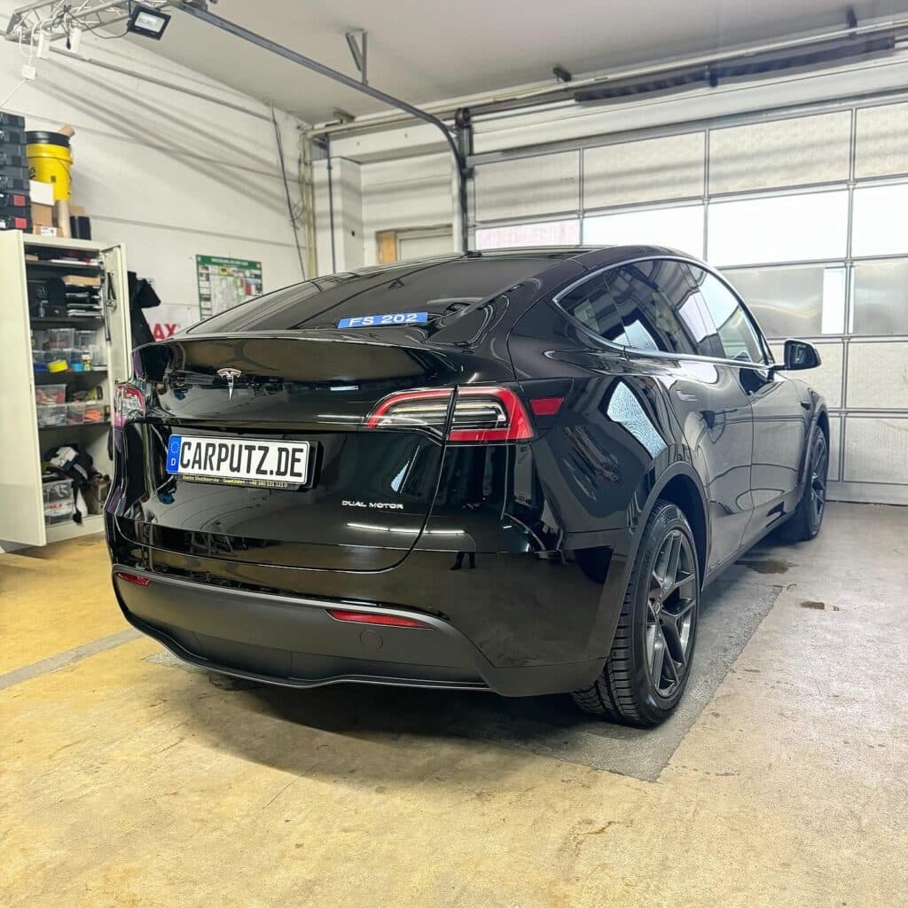 Autoaufbereitung eines Tesla Model Y