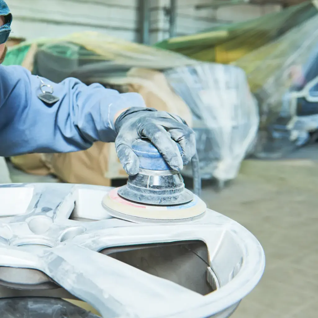 smart-repair freising | 6 Schleifarbeiten an einer beschädigten Alufelge