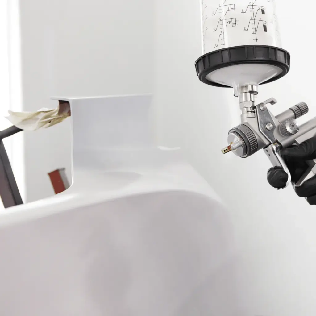 smart-repair freising | 3 Lackierpistole bei einer Spot-Repair-Lackierung